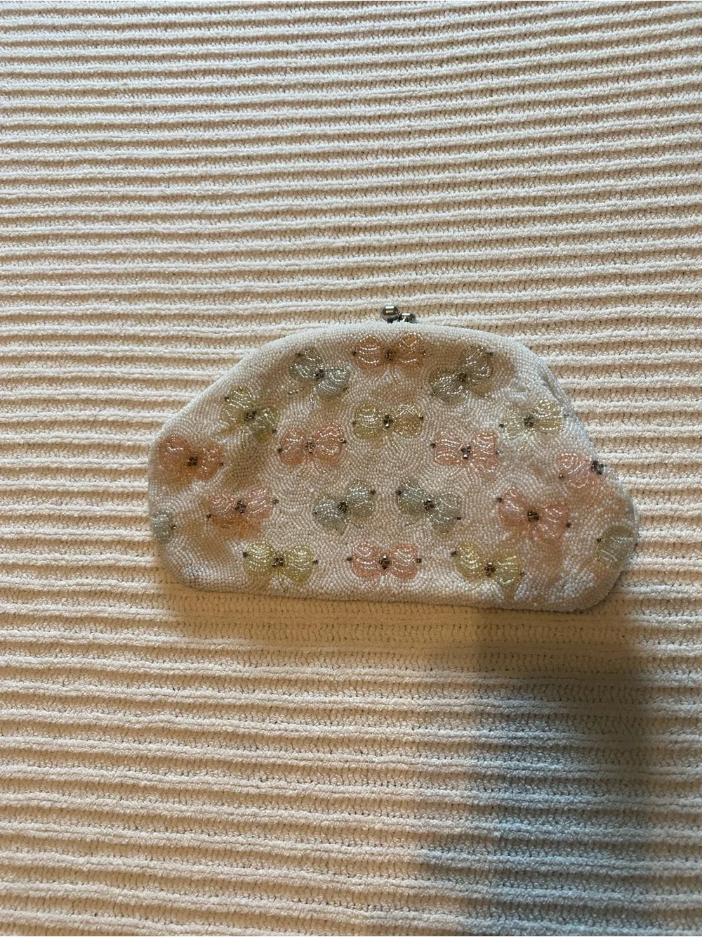 Vintage Beaded Pastel Bow Accent Clasp Pouch - White